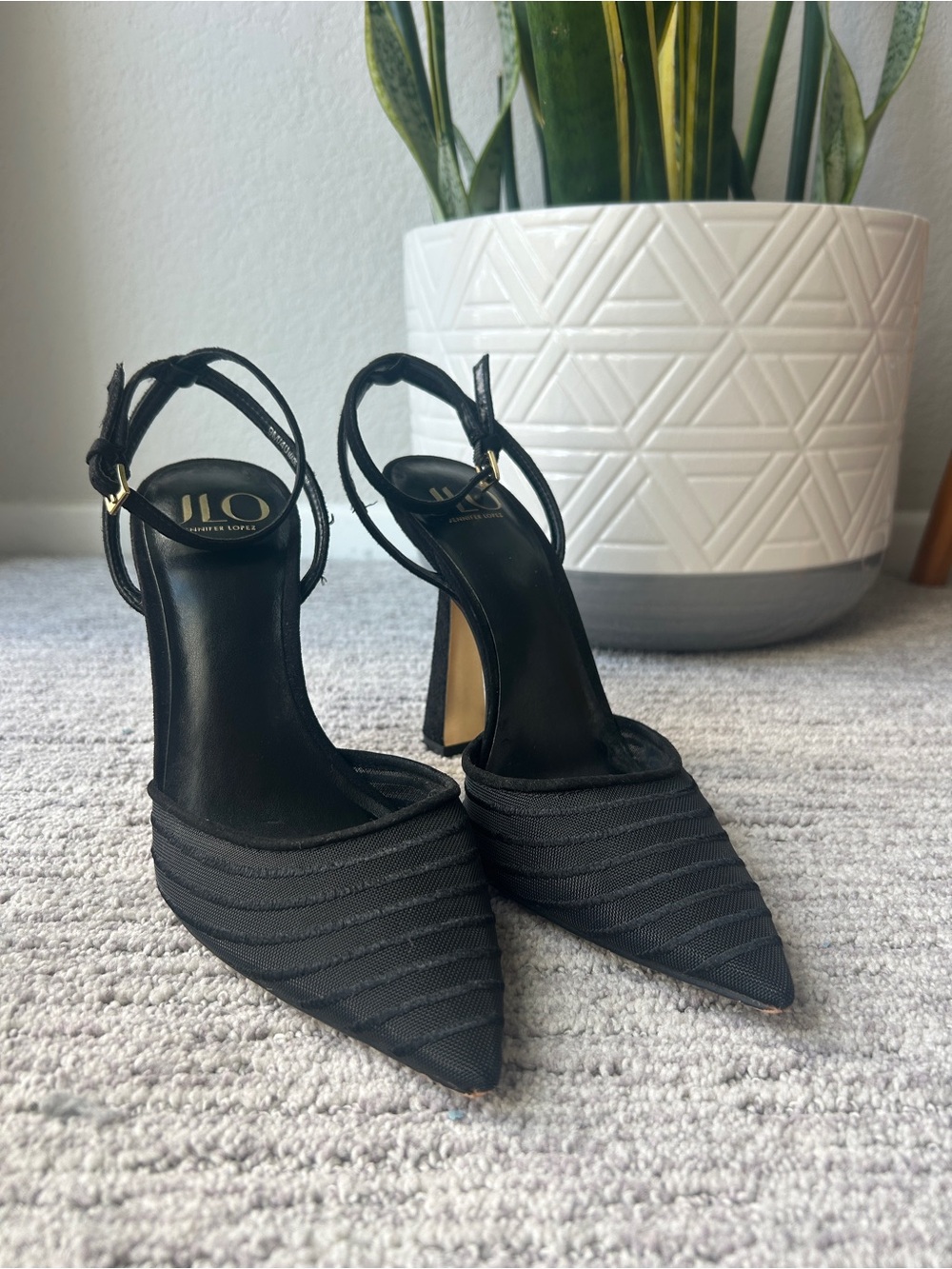 Chic Black Pointed Toe Ankle Strap Heels